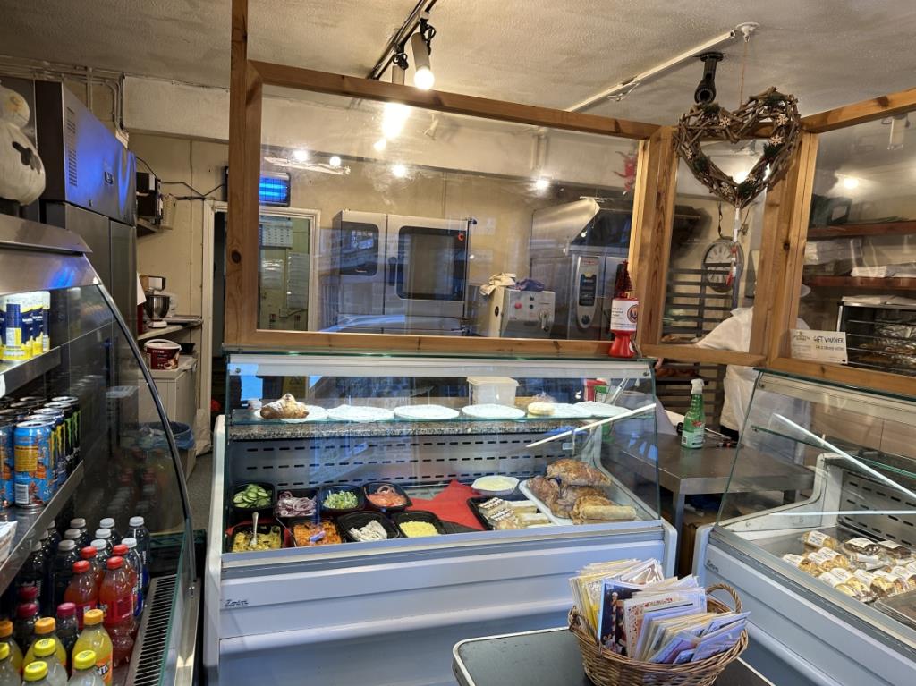 Lot: 94 - PART LET MIXED USE INVESTMENT - Inside commercial unit